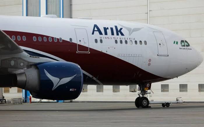 Customer service week: Arik Air serenades, gives gifts to passengers 