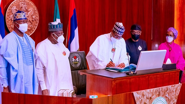 Nigerian govt to finance 2022 budget deficit with new borrowing